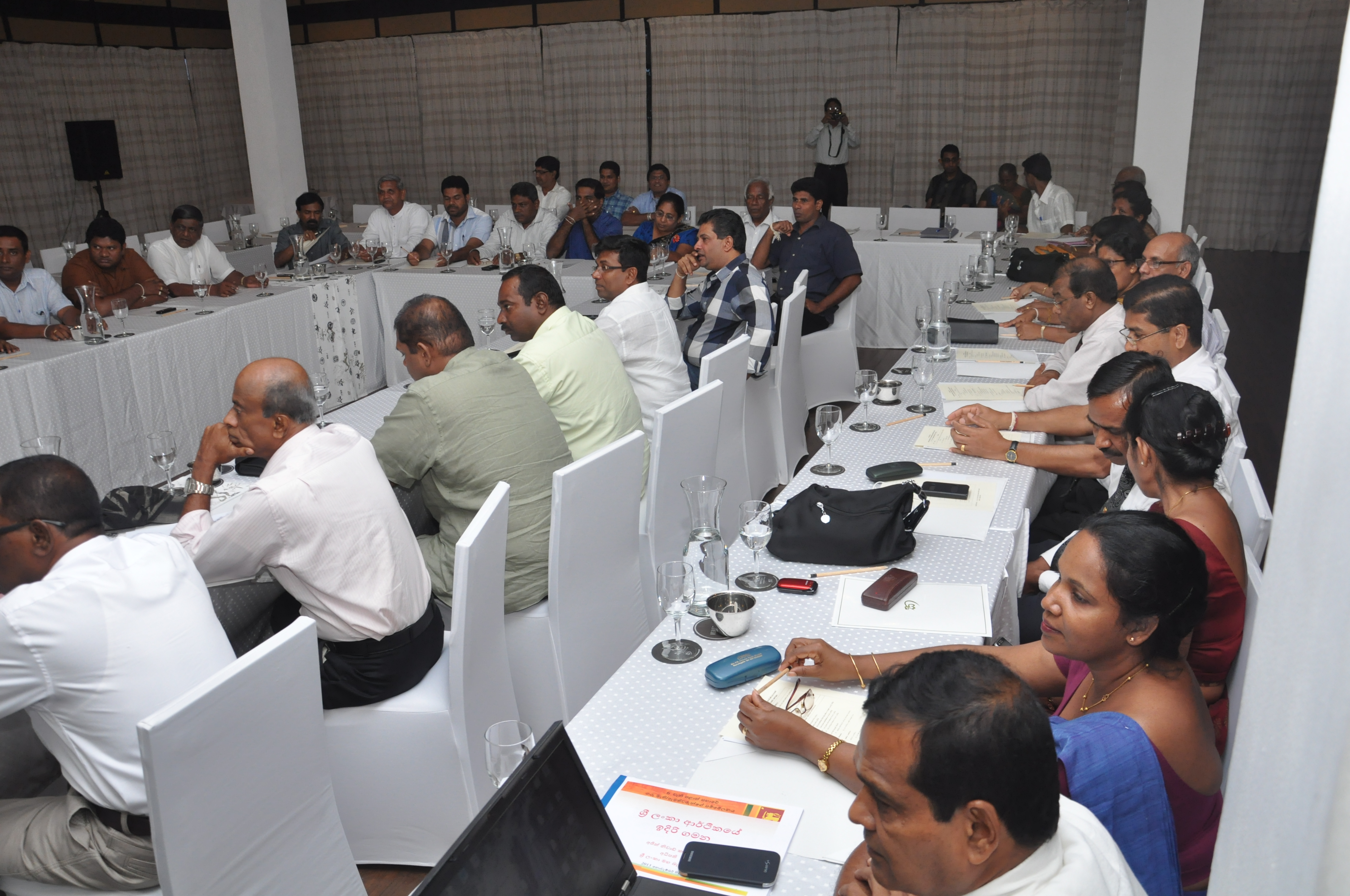 ප්‍රධාන සභා ගර්භයේ පළාත් සභා සැසිය
