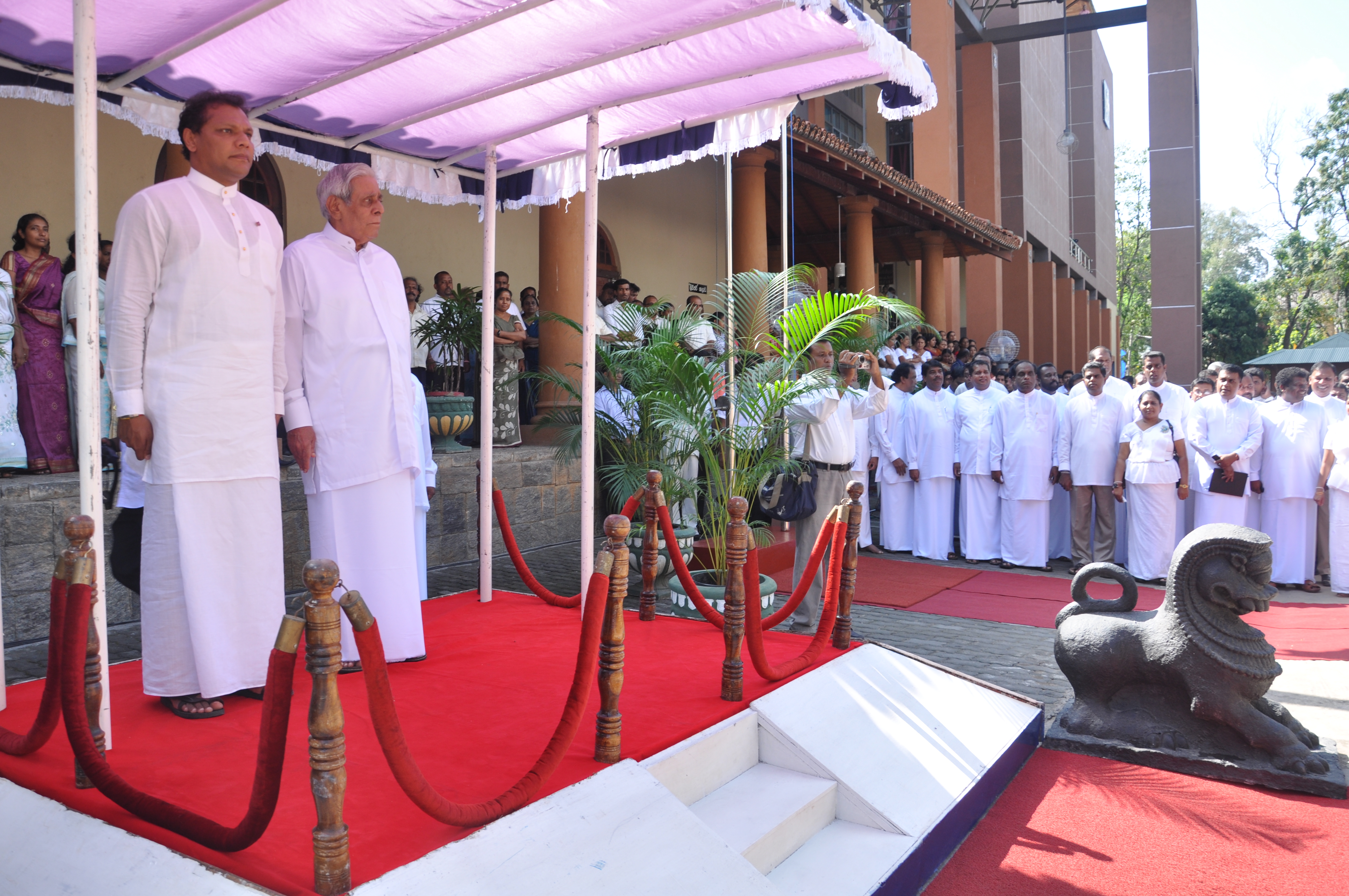 ගුවර්නර් ඩී.බී. විජේතුංග නිල ඡායාරූප සැසිය