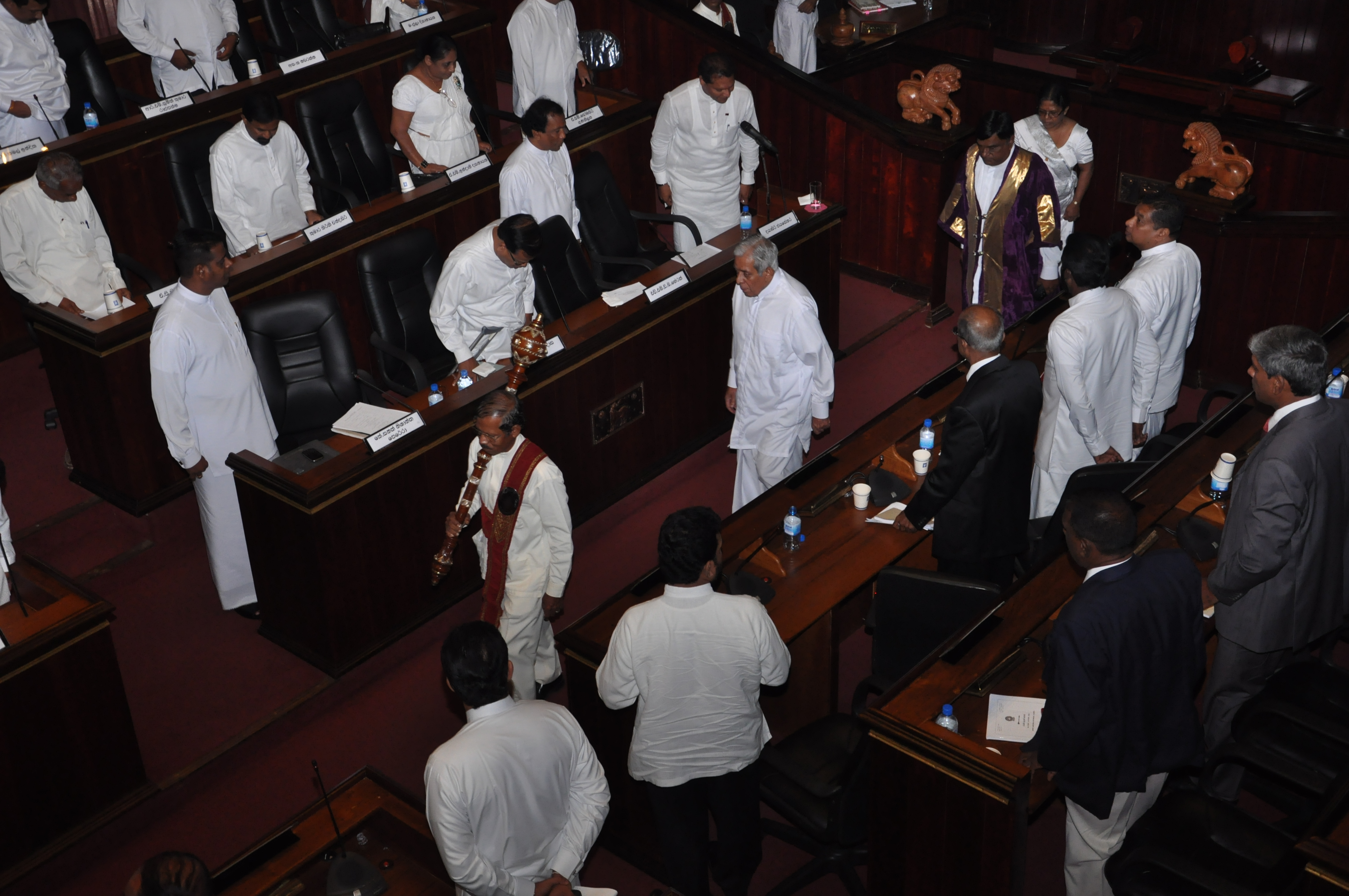 ගුවර්නර් ඩී.බී. විජේතුංග නිල ඡායාරූප සැසිය